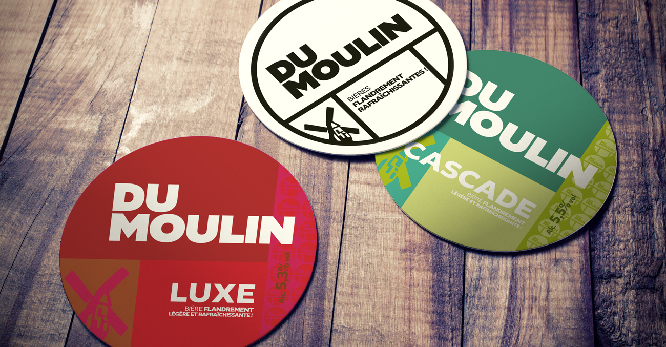 Bières Dumoulin, les bières flandrement rafraichissantes. Shooting sous bocks et table en bois design graphique. Identité visuelle. Plateforme de marque Direction Artistique Création Little Big Idea