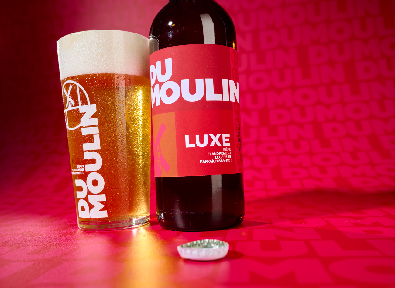 Bières Dumoulin les bières flandrement rafraichissantes. Verre et bouteille 75cl sur fond graphique. Design graphique. Direction artistique Création Little Big Idea
