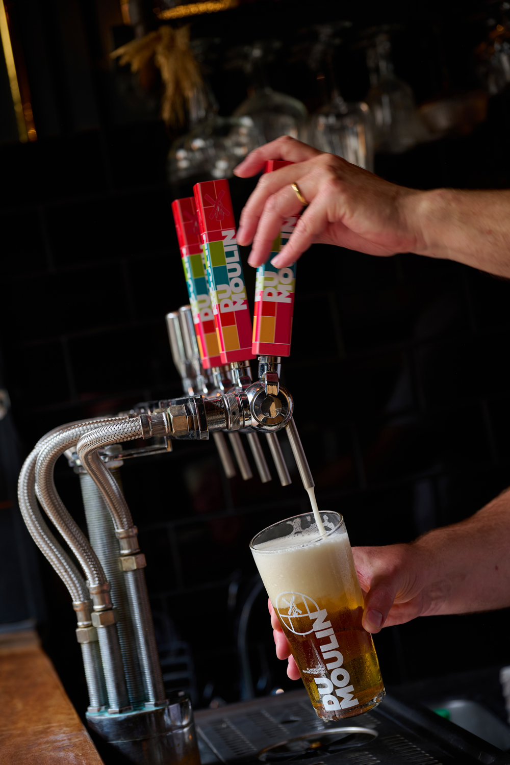 Bières Dumoulin, les bières flandrement rafraichissantes. Pompe à bière design graphique. Identité visuelle. Plateforme de marque Direction Artistique Création Little Big Idea